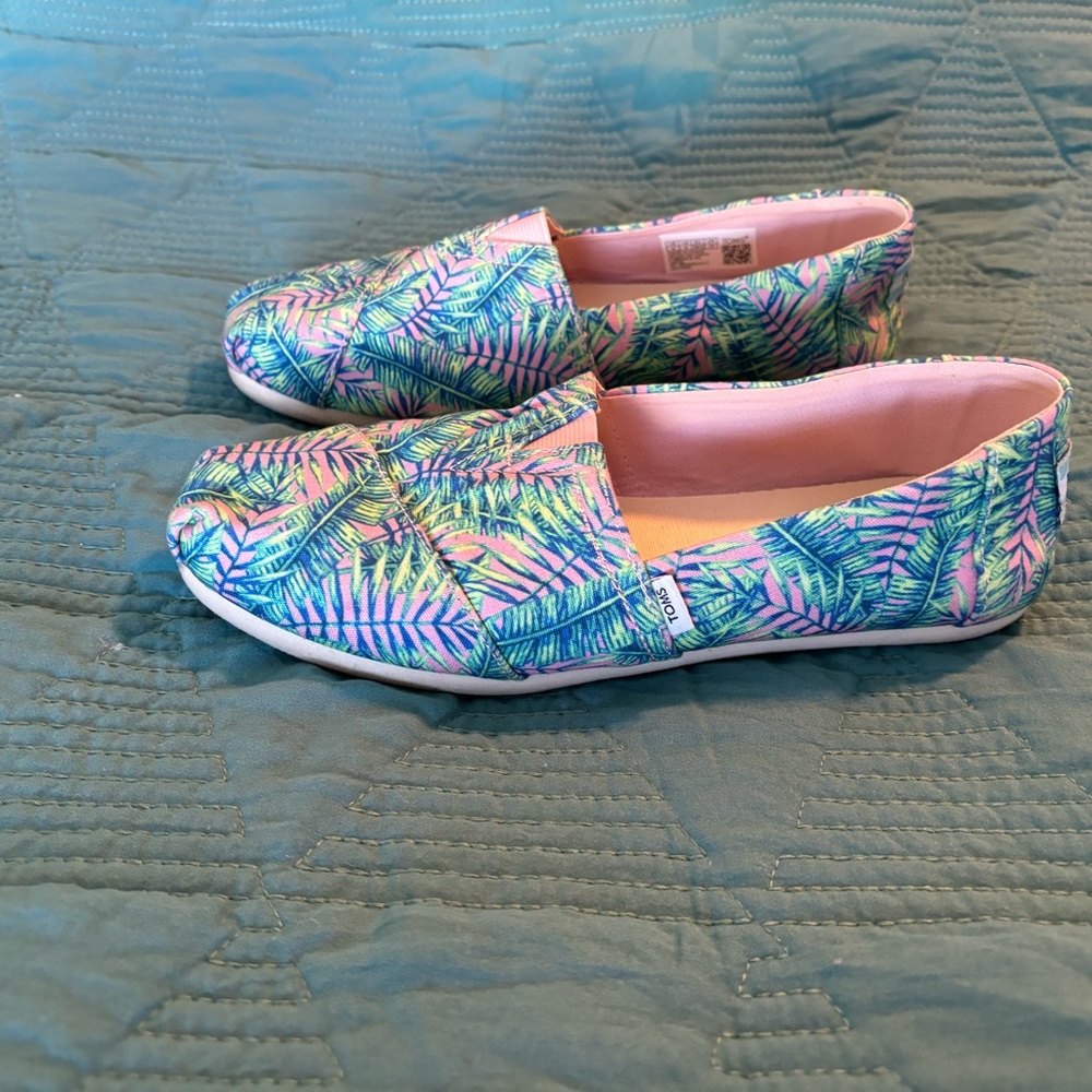 Tom's size 6, worn twice, like new condition